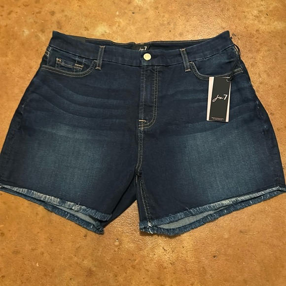 NWT‎ ! J7 Jen 7 Jean Shorts With Built in Shapewear Sculpting Panel - Picture 1 of 6